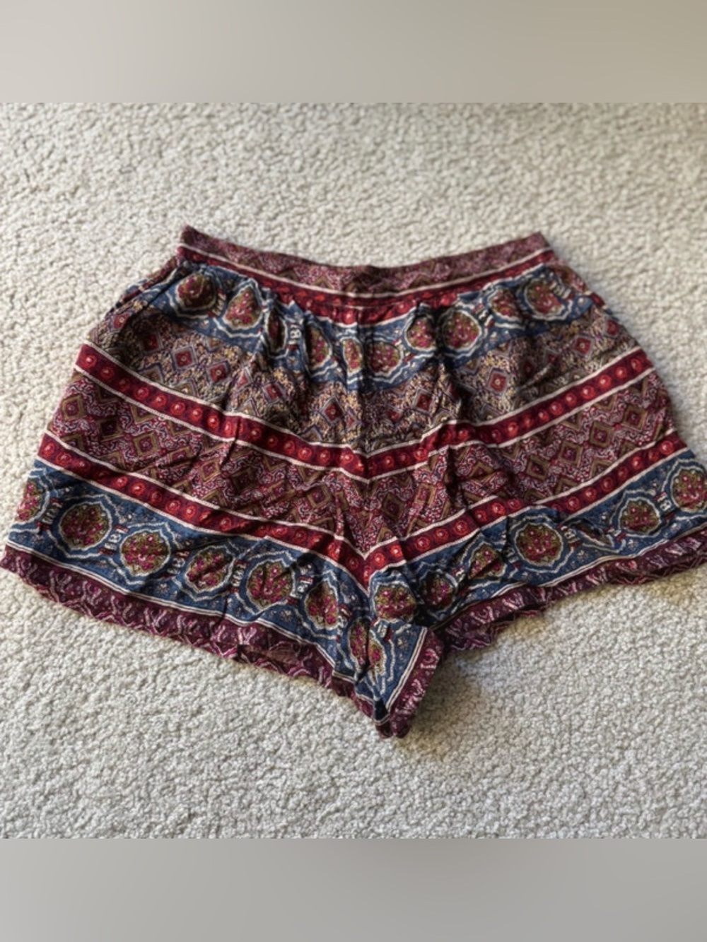 Abercrombie & Fitch Patterned sexy loose Shorts in Burgundy, Navy and Brown